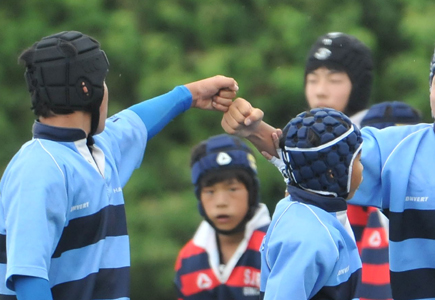 拳をあわせる選手