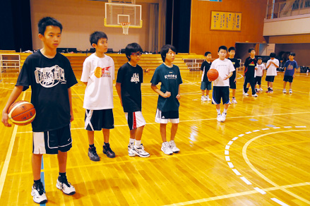 監督の指導をしっかり聞く子どもたち