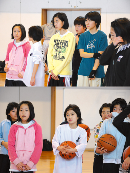 熱心に監督の言葉を聞く子どもたち